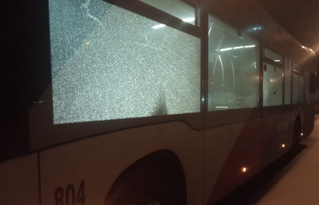 Inaccettabile violenza contro bus a Paolo VI